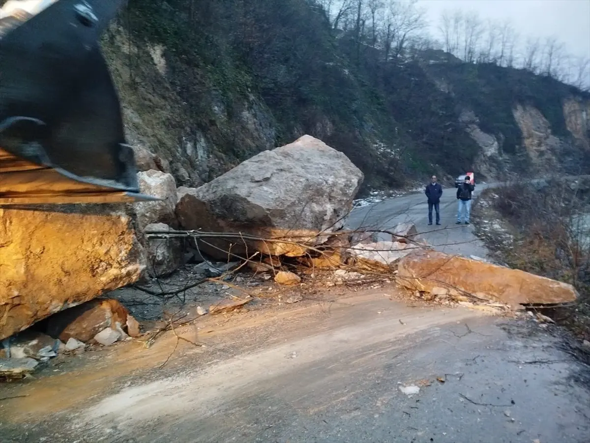 Altınordu\'da Heyelan Kapanan Yol Açıldı