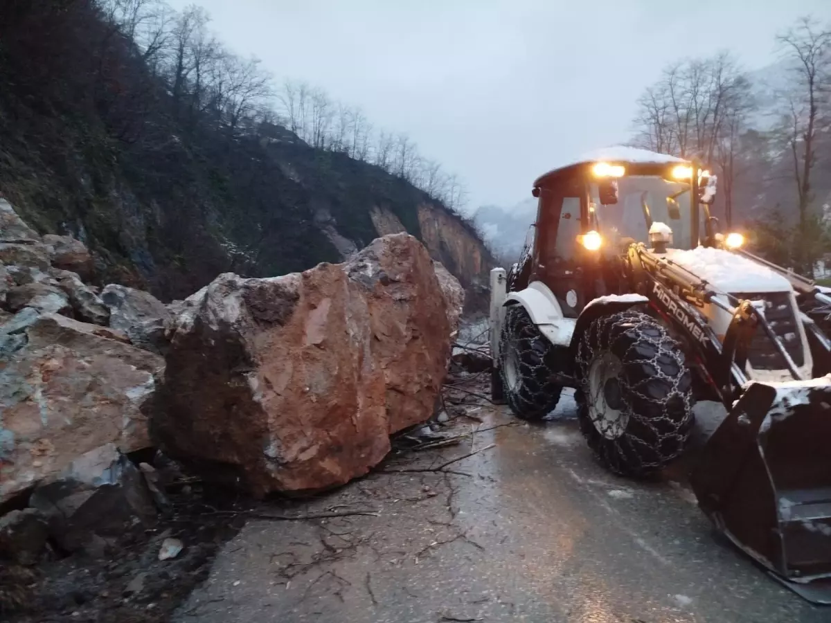 Ordu\'da Heyelan Sonrası Yol Yeniden Trafiğe Açıldı