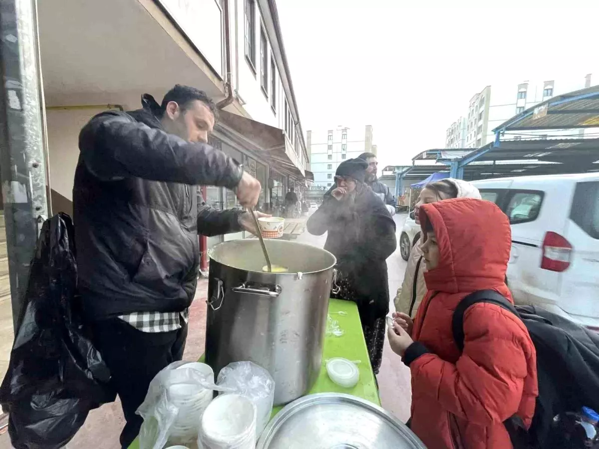 Osmaneli Belediyesi\'nden Soğuk Kış Günlerine Sıcak Çorba İkramı