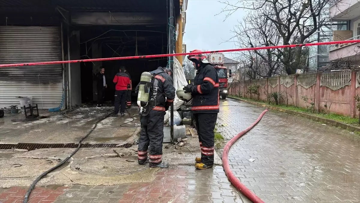 Hendek\'te Oto Yıkamacıda Yangın