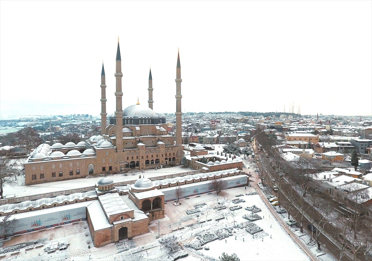 Selimiye Camisi Karla Büyülendi