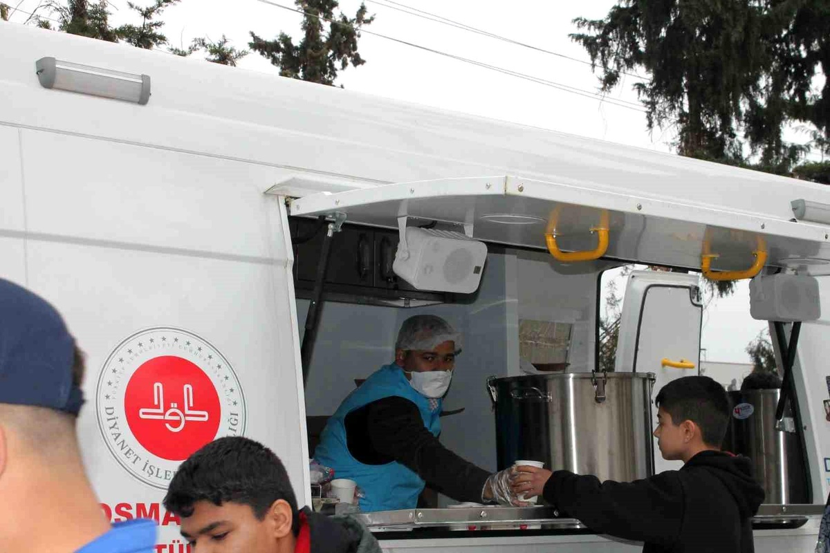 Osmaniye\'de Öğrencilere Sıcak Çorba İkramı
