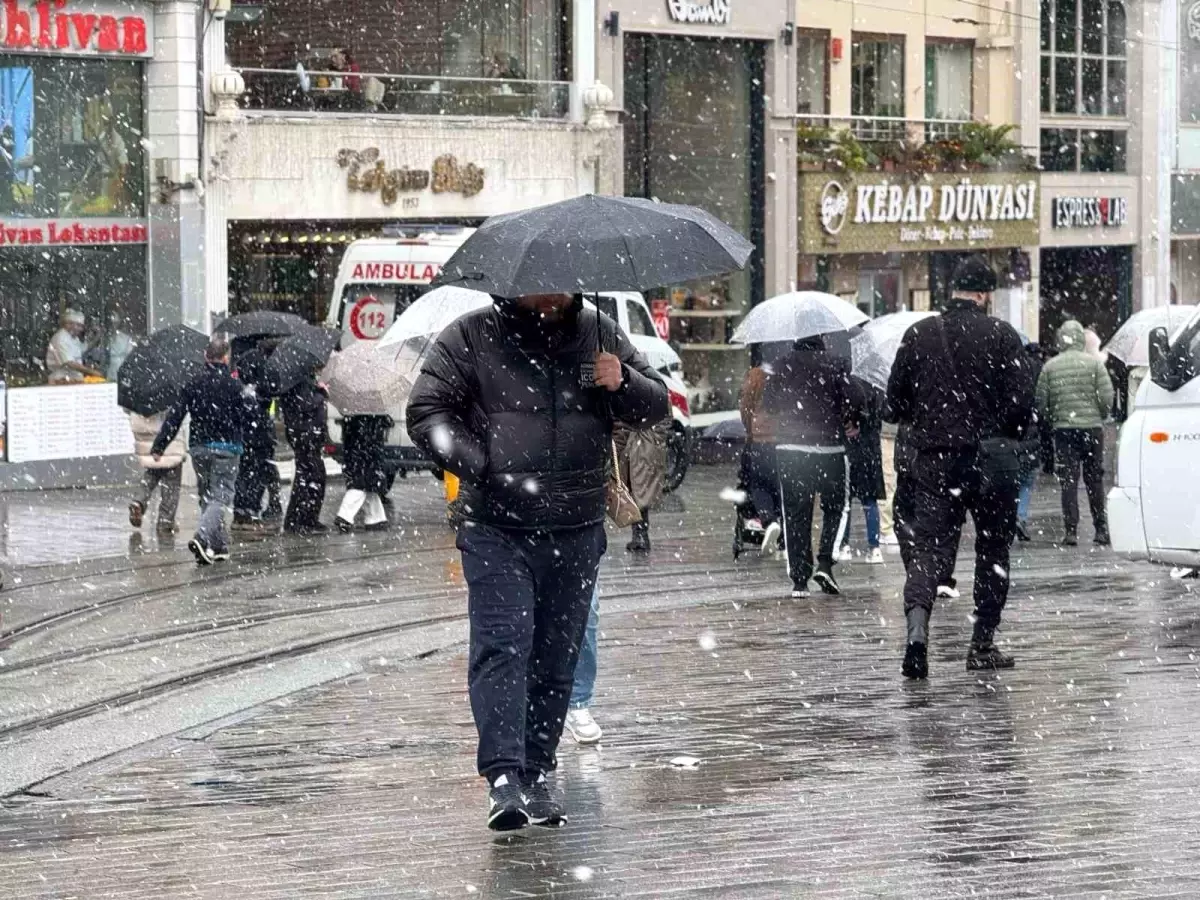 İstanbul\'da Kar Yağışı Başladı