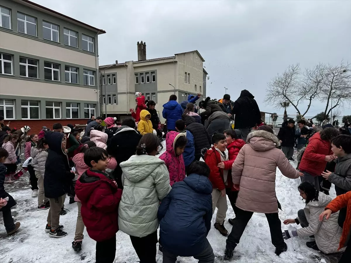 Öğrencilere Sürpriz Kar Eğlencesi