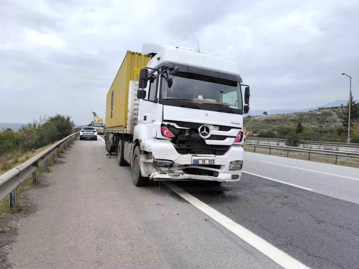 Hatay\'da Tır-Otomobil Çarpışmasında 2 Ölü