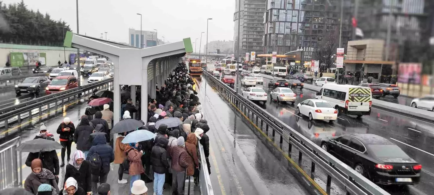 İstanbul\'da Kar Nedeniyle Yoğun Toplu Taşıma