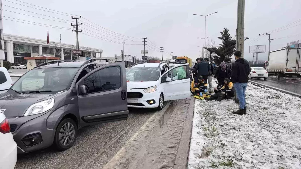 İnegöl\'de Zincirleme Kaza: 4 Yaralı