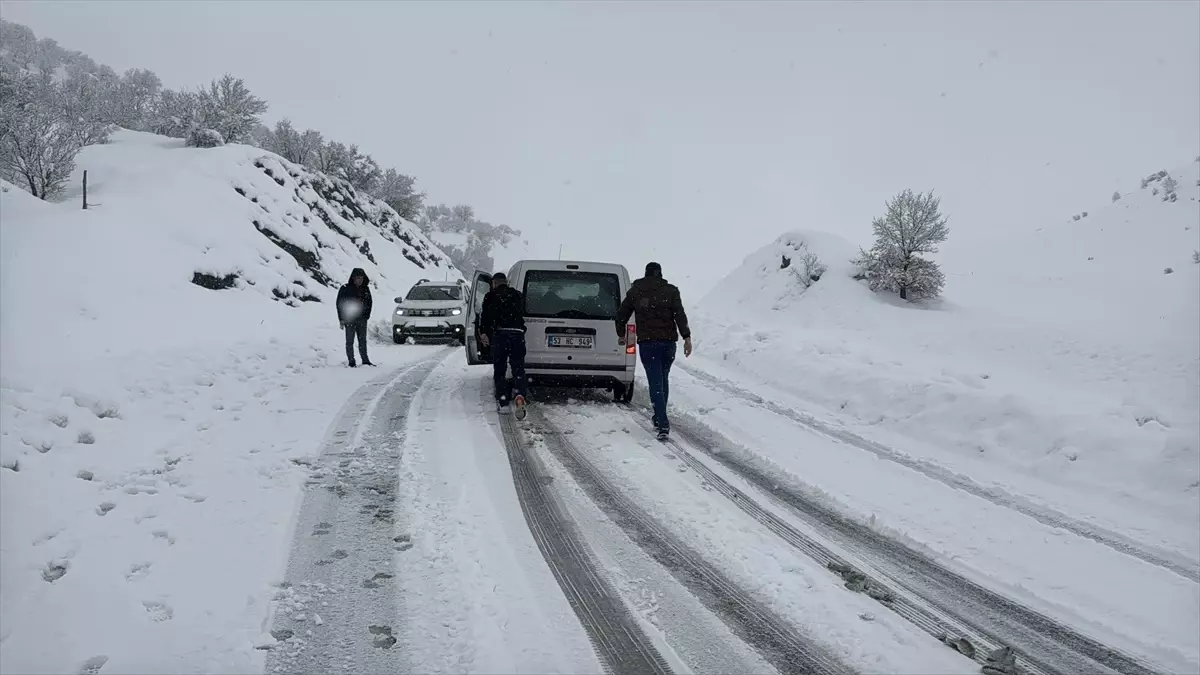 Adıyaman\'da Kar Yağışı Ulaşımı Olumsuz Etkiliyor