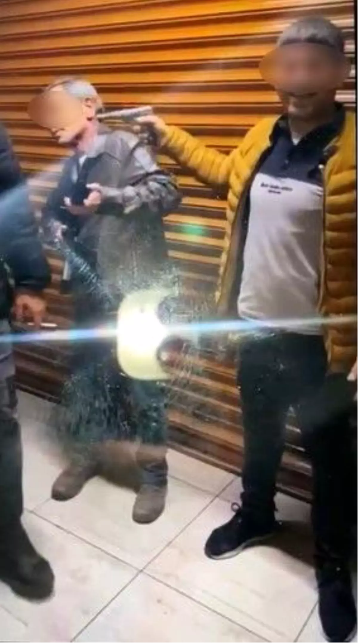 Adana\'da Tabanca Kazası: Genç Ağıra Yaralandı