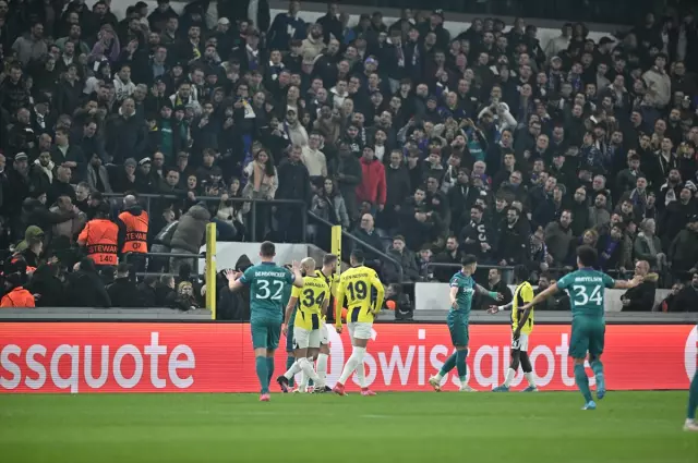 Belçika'da olaylı gece! Anderlecht-Fenerbahçe maçı bir anda durdu