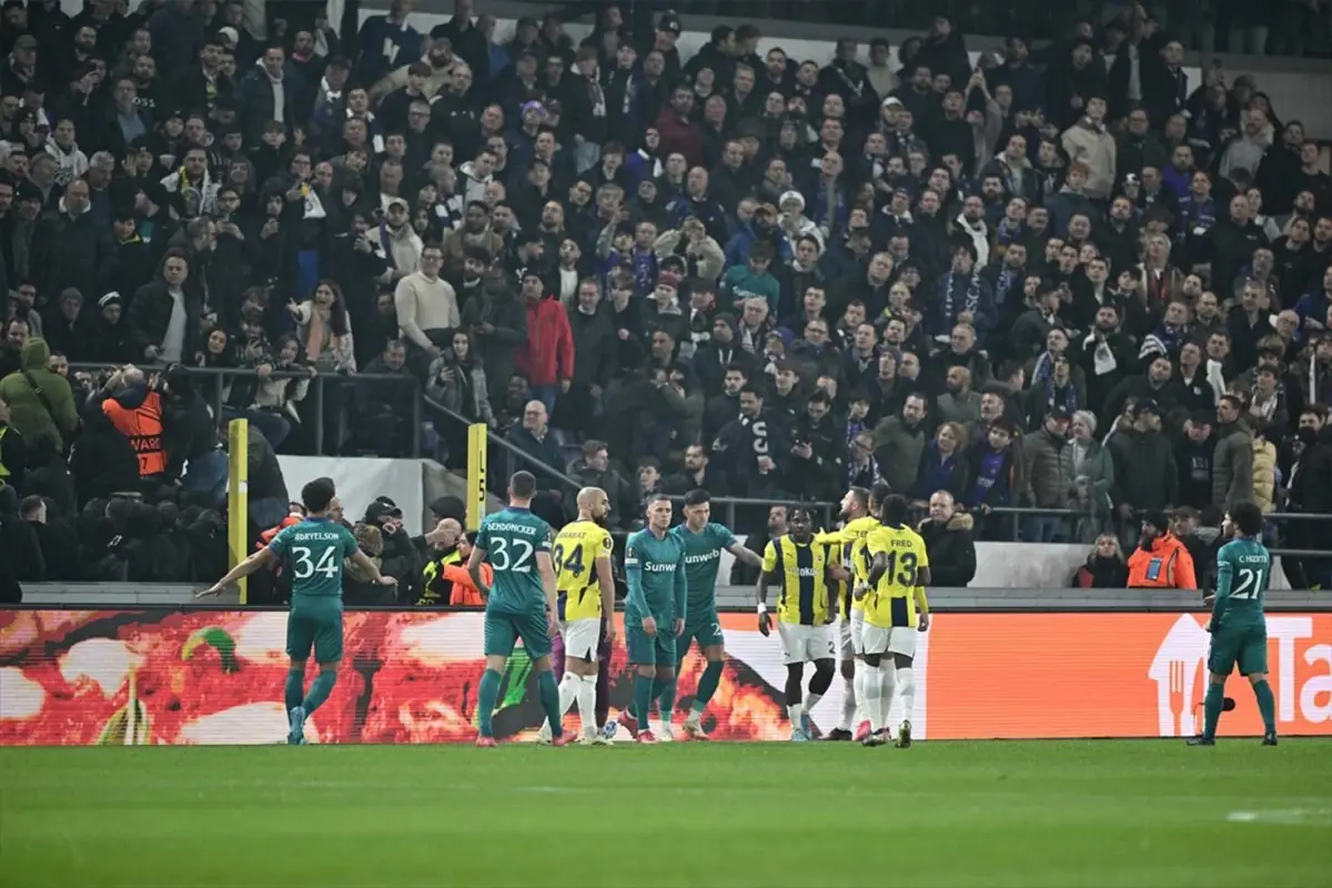 Belçika\'da olaylı gece! Anderlecht-Fenerbahçe maçı bir anda durdu