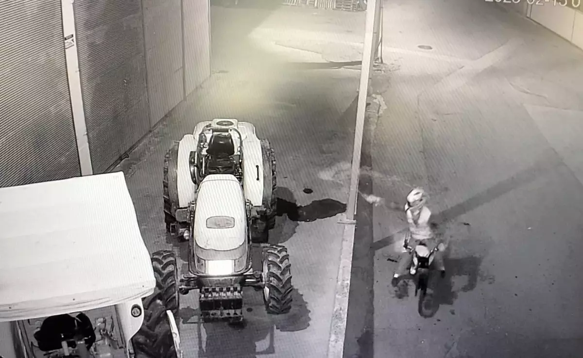 Antalya\'da Traktör Yangını: Şüpheli Kendini Yaktı