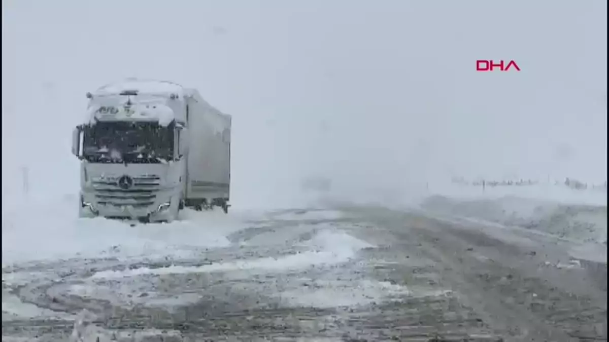 Erzurum-Bingöl Karayolunda Kar Sebebiyle Ulaşım Güçlükle Sağlanıyor