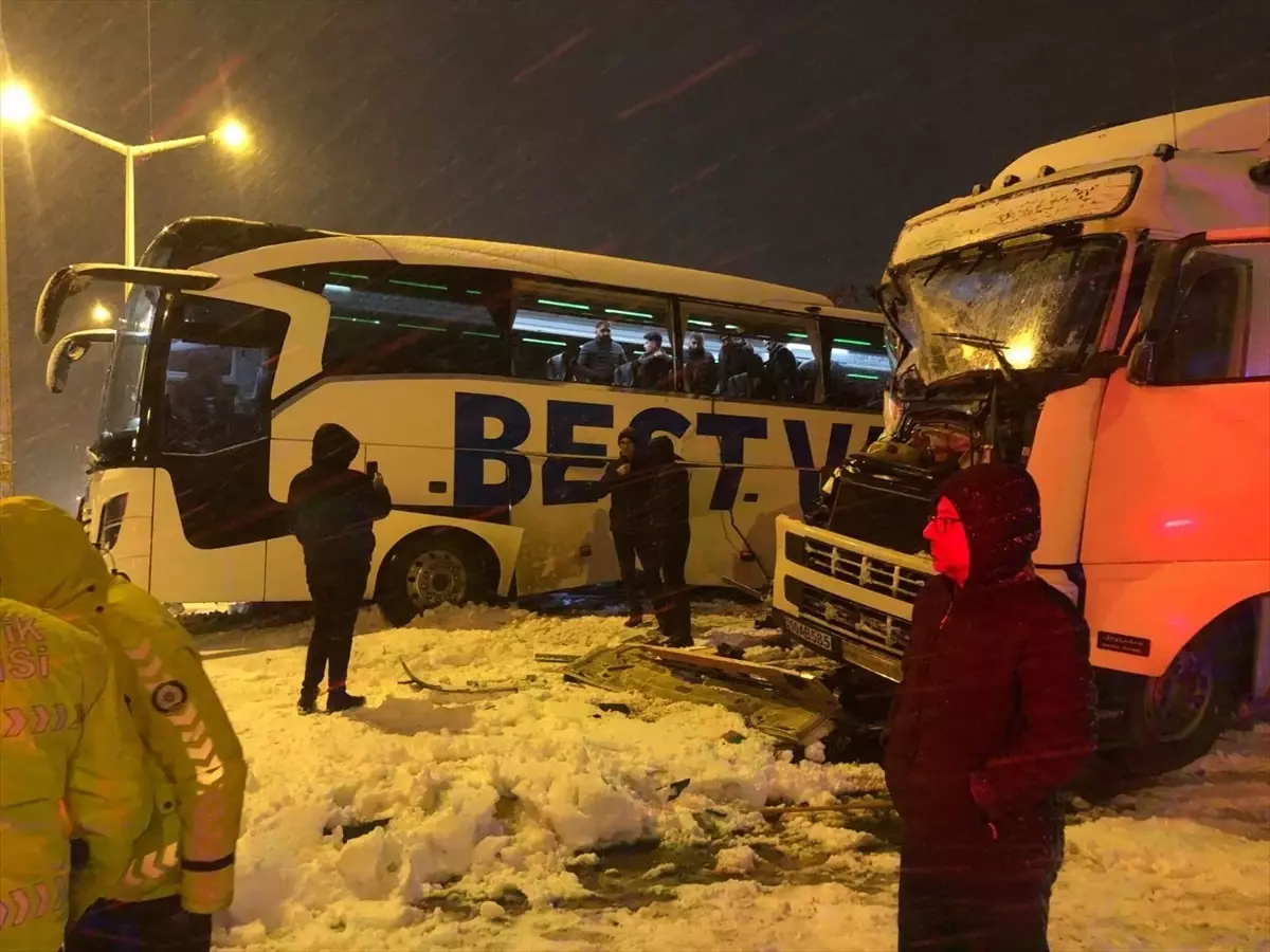 Bitlis\'te Tır ve Otobüs Çarpıştı: 2 Yaralı