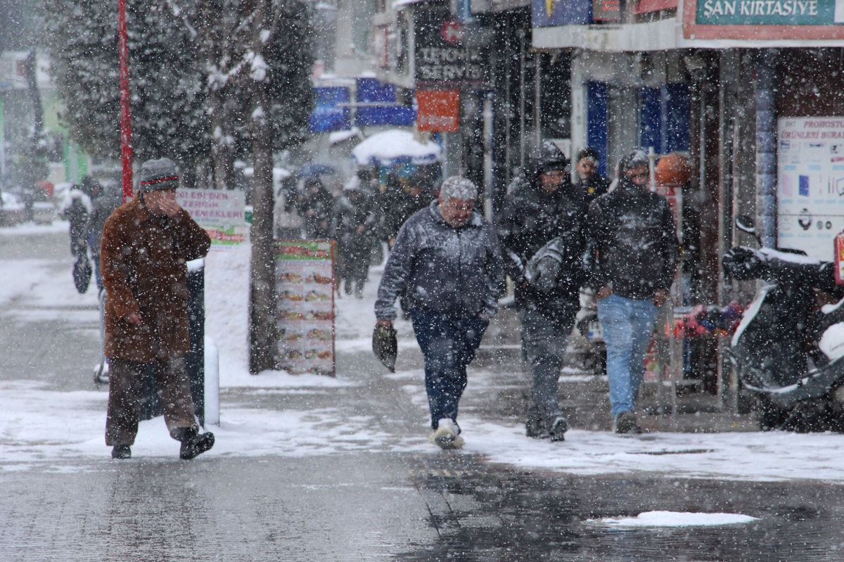 Bolu\'da Kar Yağışı Kent Merkezini Beyaza Bürüdü