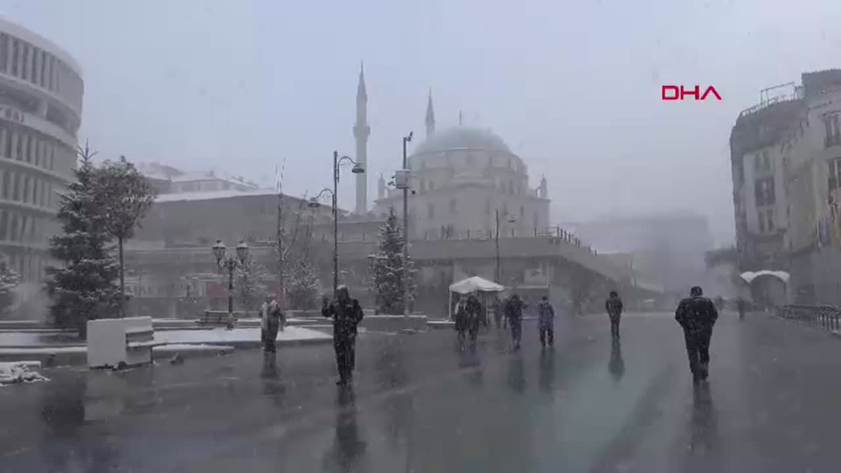 Bolu Dağı\'nda Kar Yağışı Devam Ediyor