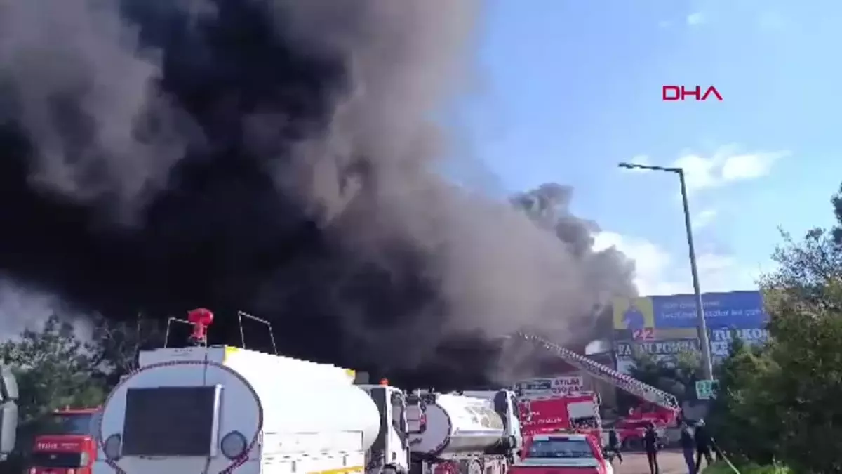 Bursa\'da Otomotiv Yağ Bayisinde Yangın: 4 Saatlik Mücadele