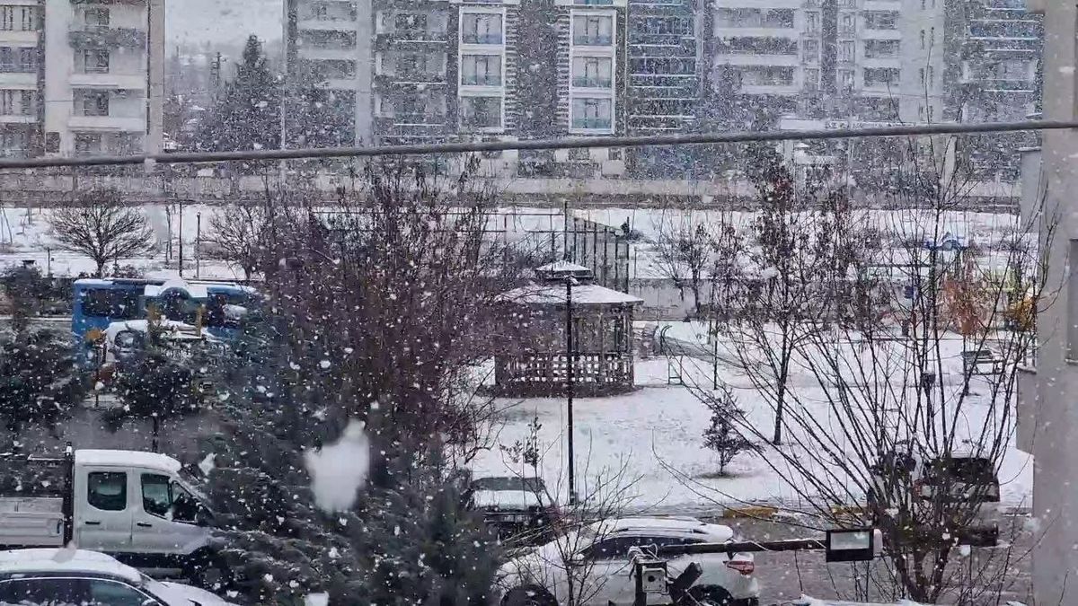 Diyarbakır\'da Kar Yağışı Etkili Oldu