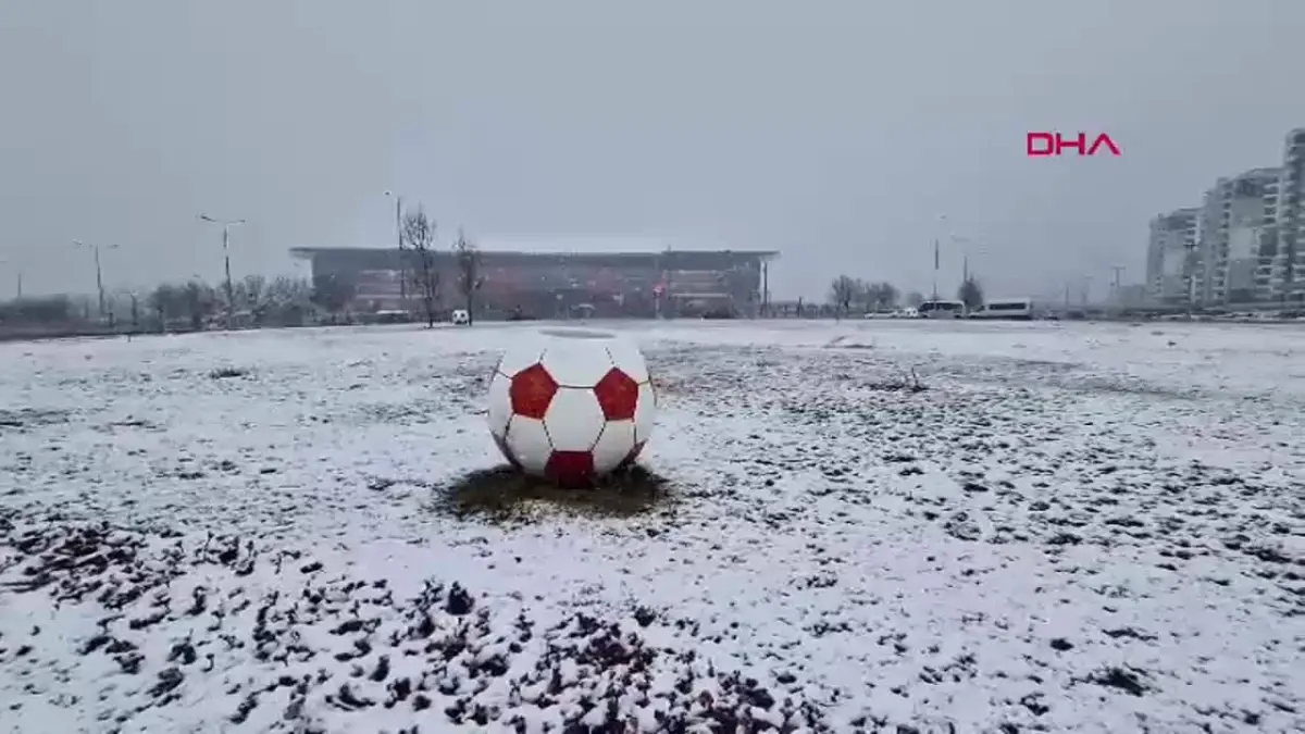 Diyarbakır\'da Kar Yağışı Yüksek Kesimleri Beyaza Bürüdü