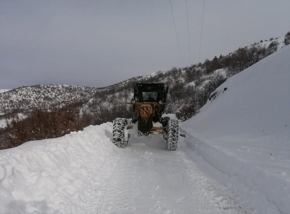 Elazığ\'da Kar Yağışı Mahsur Kalan Araçları Kurtardı