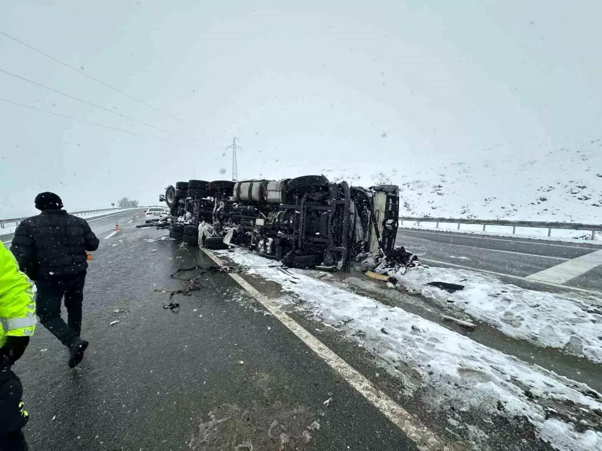 Elazığ\'da Tır Kazası: Sürücü Hafif Yaralandı