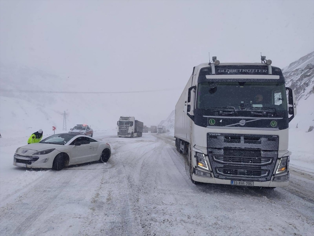 Erzurum\'da 143 Kişi Mahsur Kaldı