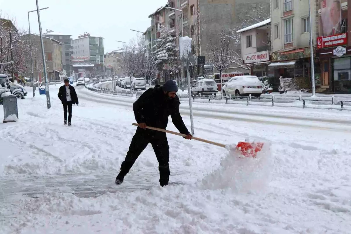 Erzurum\'da Yoğun Kar Yağışı Oltu\'da Hayatı Olumsuz Etkiledi