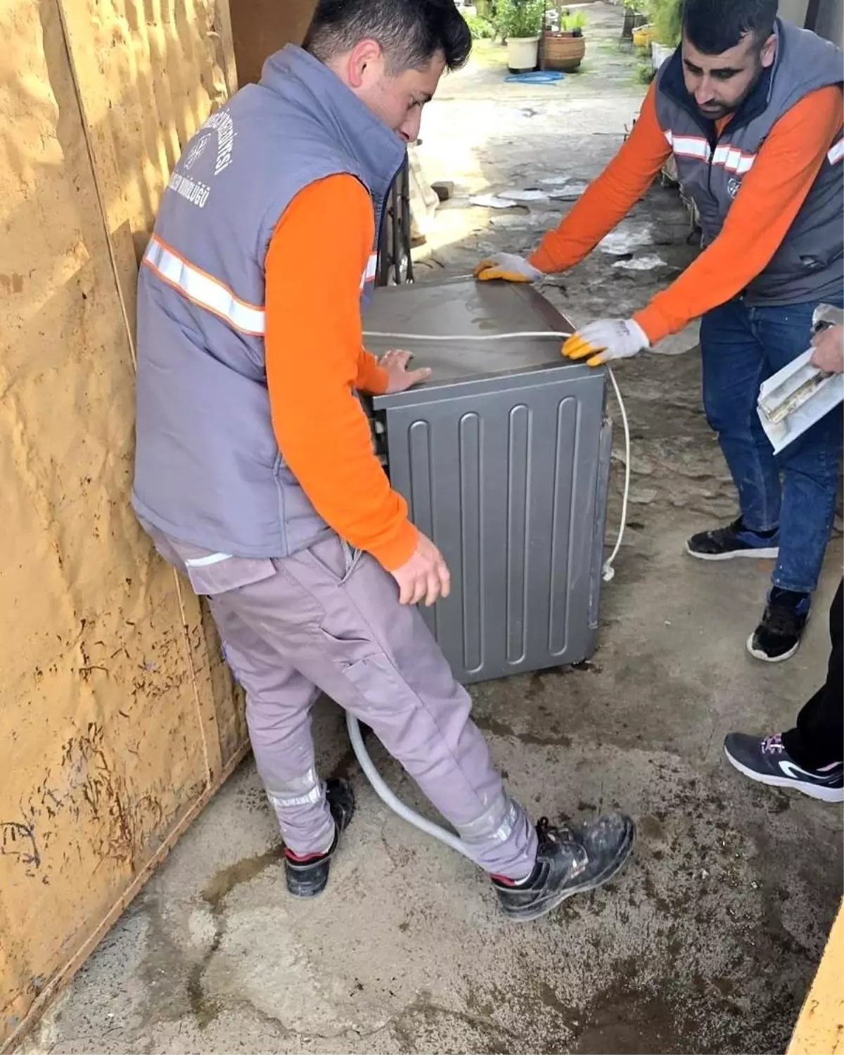 Germencik Belediyesi İhtiyaç Sahiplerine İkinci El Eşya Ulaştırmaya Devam Ediyor