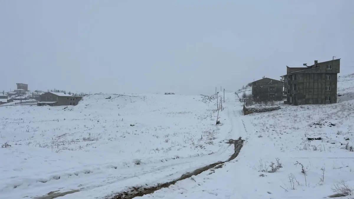 Hakkari\'de Kar Yağışı 18 Köy ve 64 Mezranın Yolunu Kapattı