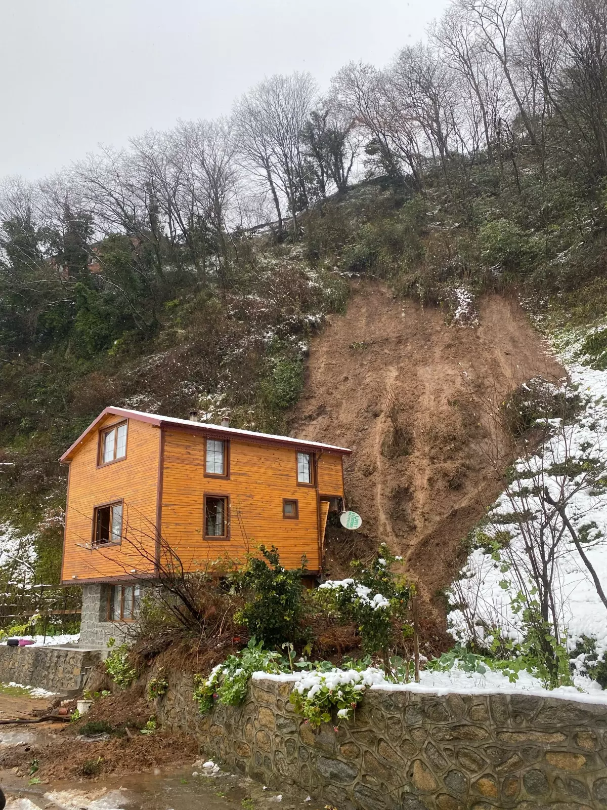 Trabzon\'da Heyelan: Mahsur Kalan Çift Kurtarıldı