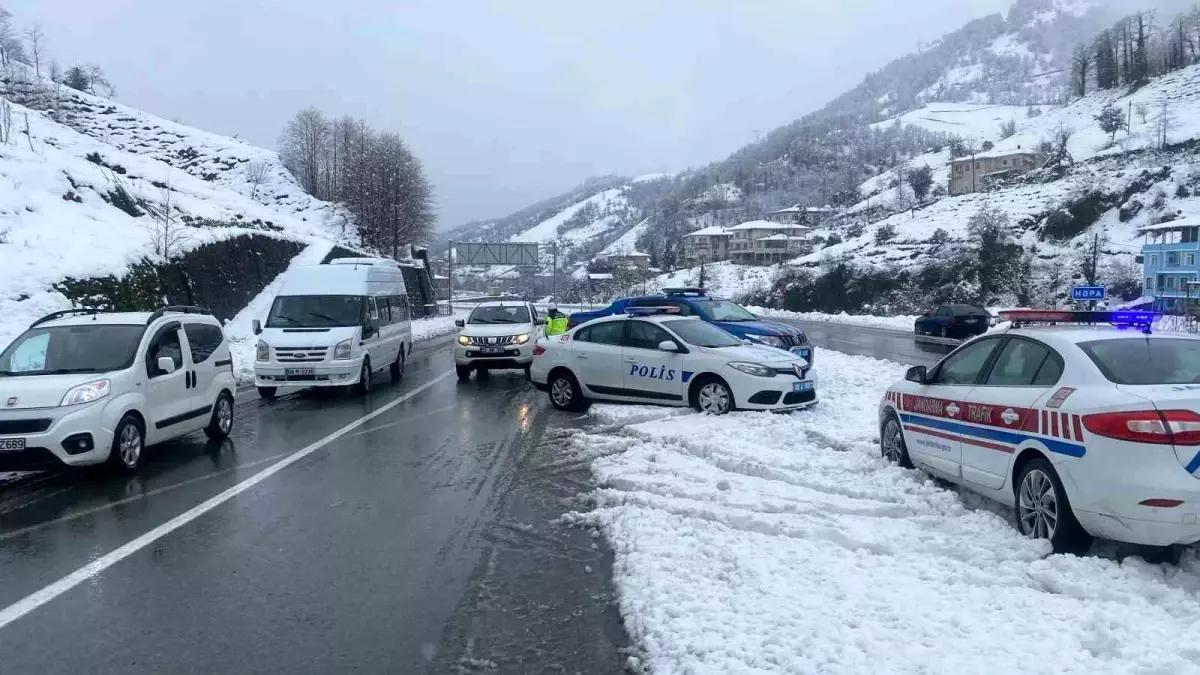 Artvin\'de Kar Yağışı Ulaşımı Olumsuz Etkiledi