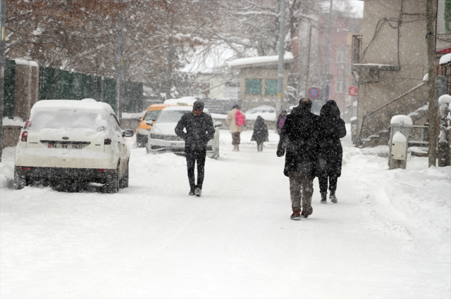 İstanbul'da kabus için saat verildi! 26 ilde okullar tatil, sayı sürekli artıyor