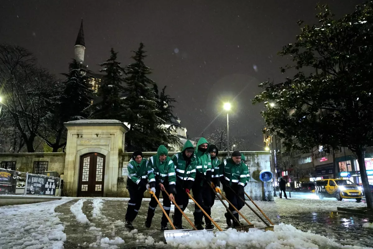 İstanbul\'da Kar Yağışı İçin Acil Çalışmalar Başlatıldı