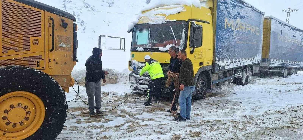 Erzurum\'da Jandarma Kar Yağışında Vatandaşları Kurtarıyor