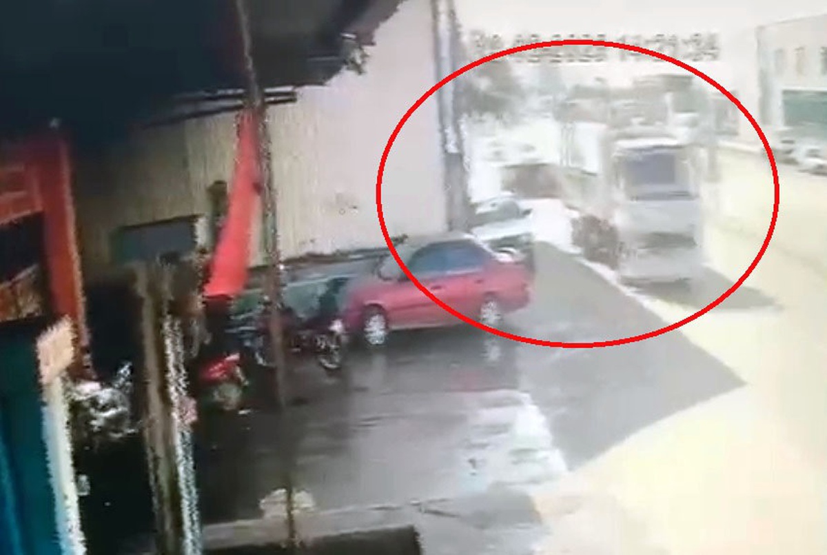 Mersin\'de Kamyonun Kasa Kapağı Üç Çocuğa Çarptı