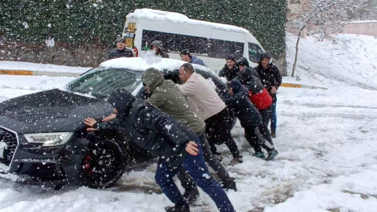 Kartal\'da Yoğun Kar Yağışı Sürücülere Zor Anlar Yaşattı