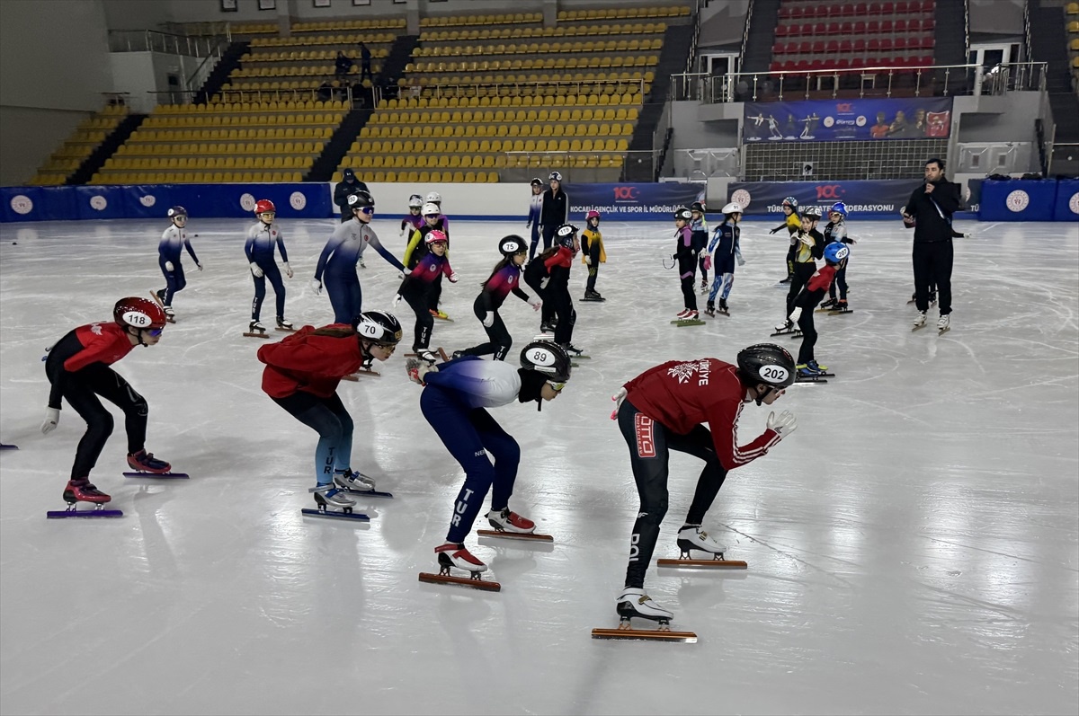 Kocaelili Sporcular Başarılarını Pasta Keserek Kutladı