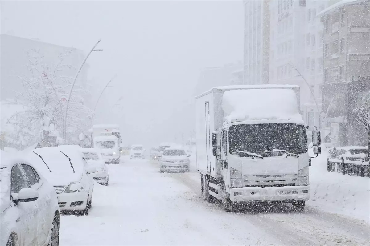 Muş\'ta Yoğun Kar Yağışı Trafiği Olumsuz Etkiledi