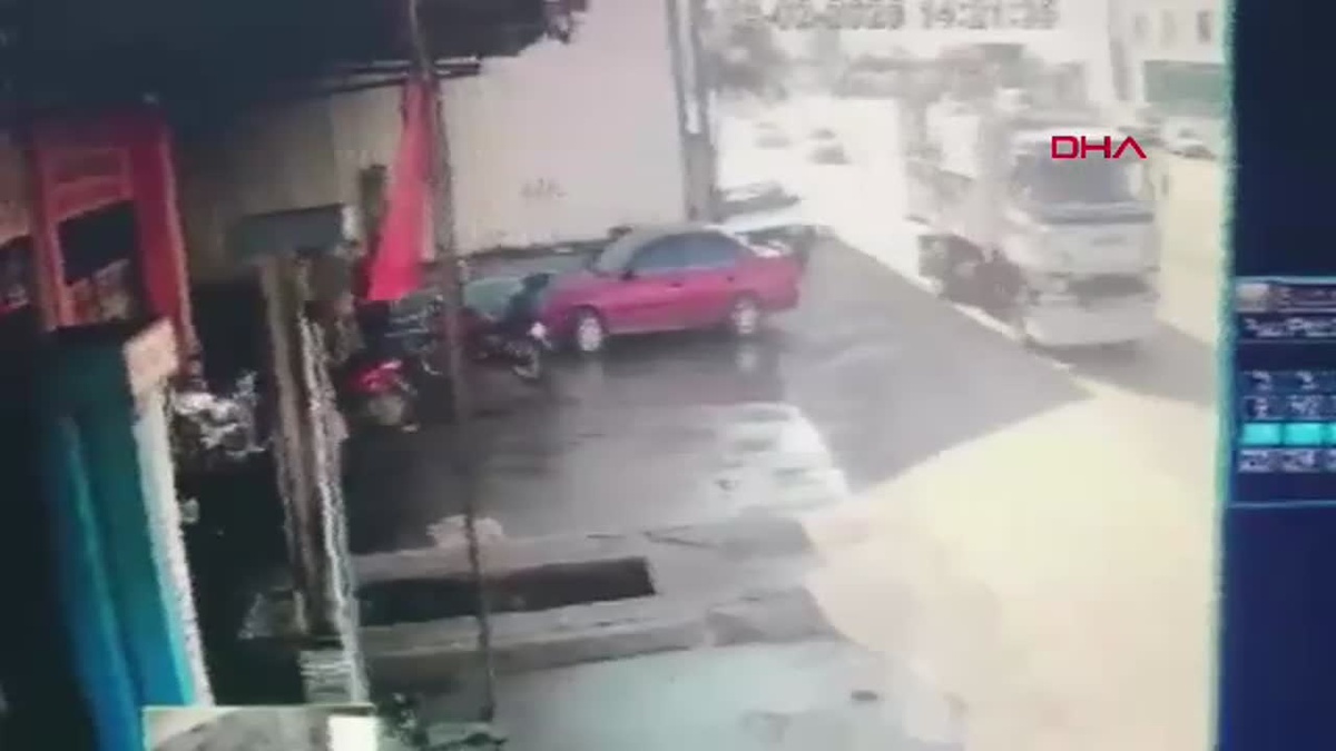 Mersin\'de Kamyonun Kapağı Açıldı, Üç Çocuğa Çarptı