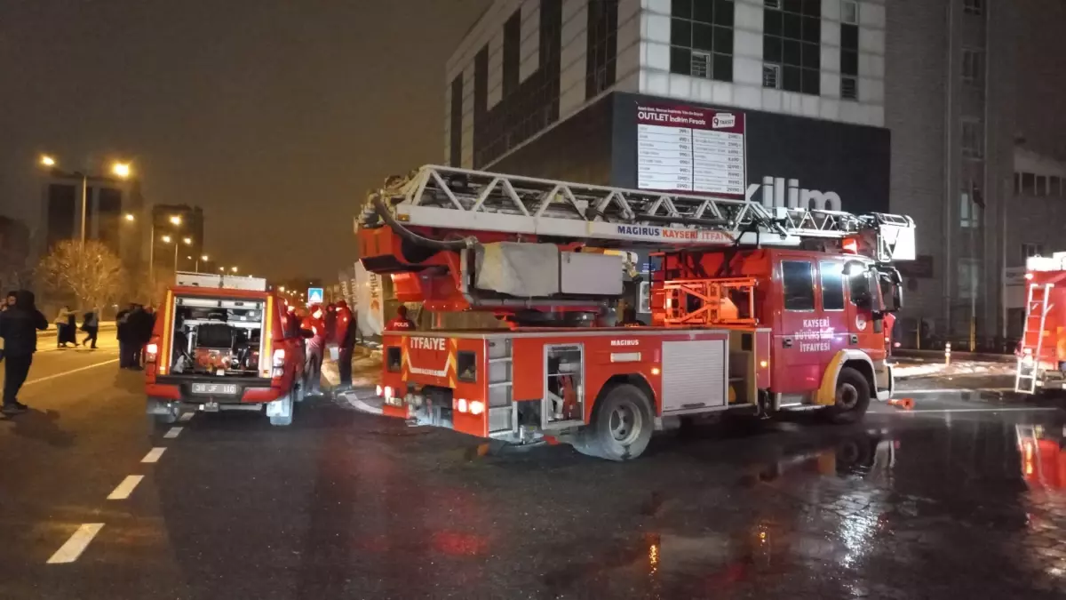 Kayseri\'de Mobilya Mağazasında Yangın, 5 Öğrenci Hastaneye Kaldırıldı