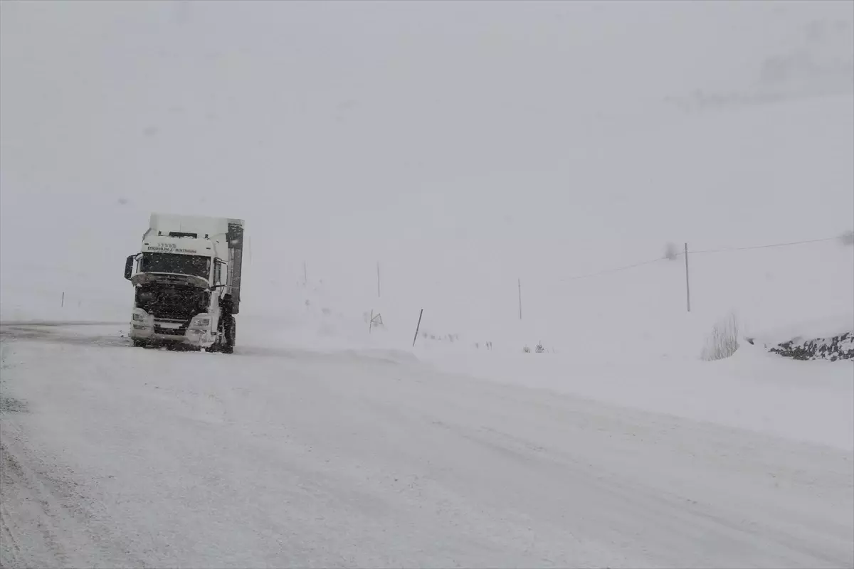 Bingöl-Erzurum Yolu Tırlara Kapandı