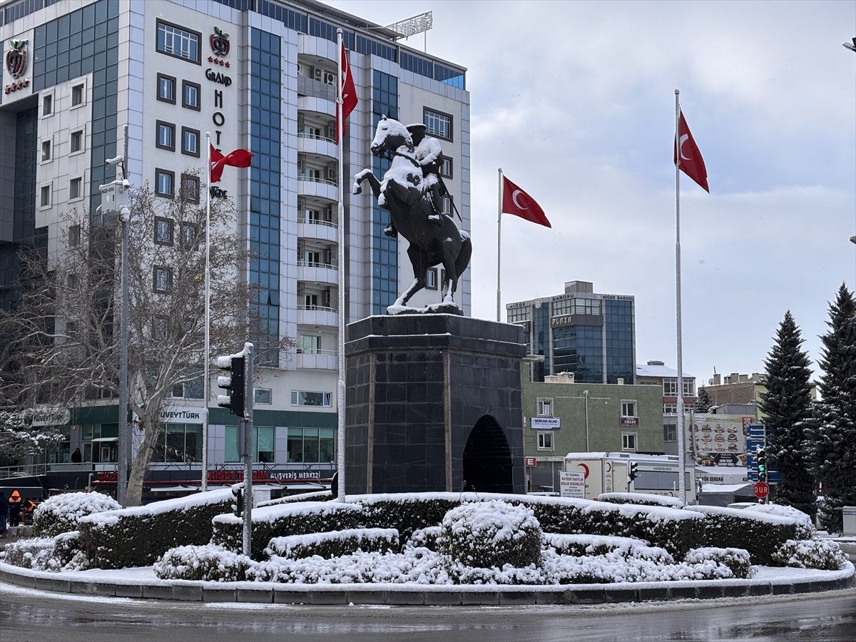 Niğde\'de Yoğun Kar Yağışı