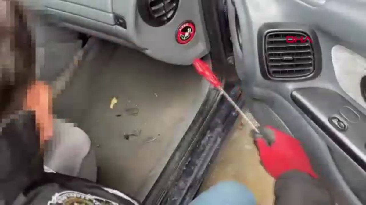 İzmit\'te Durdurulan Otomobilde 19 Ruhsatsız Tabanca Ele Geçirildi
