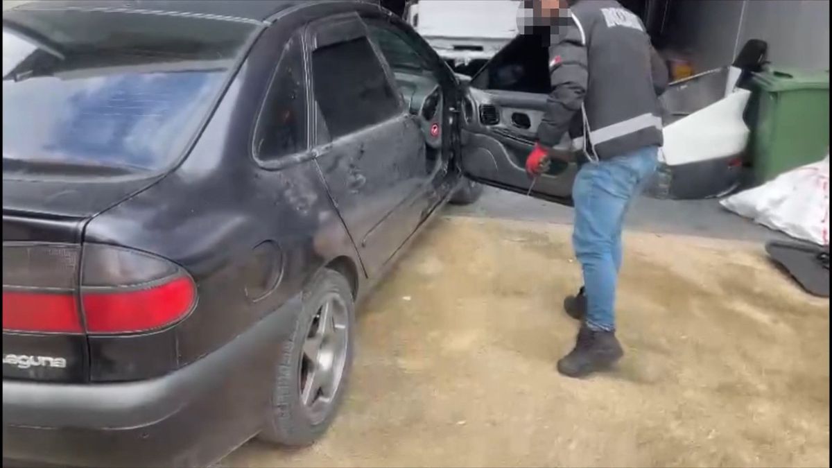 Kocaeli\'de Otomobilde 19 Ruhsatsız Tabanca Ele Geçirildi