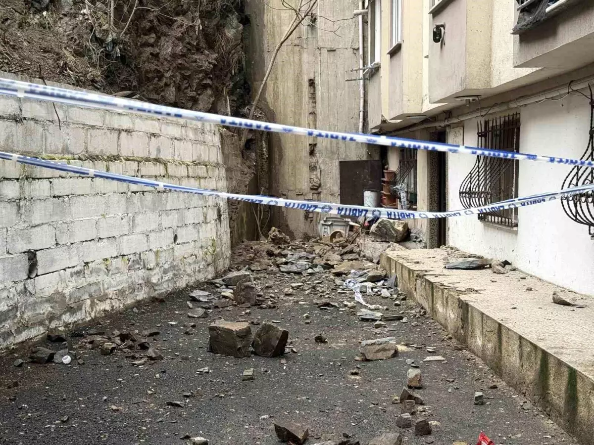Şişli\'de Toprak Kayması Geçirdi: Güvenlik Kamerası Anları Kaydetti