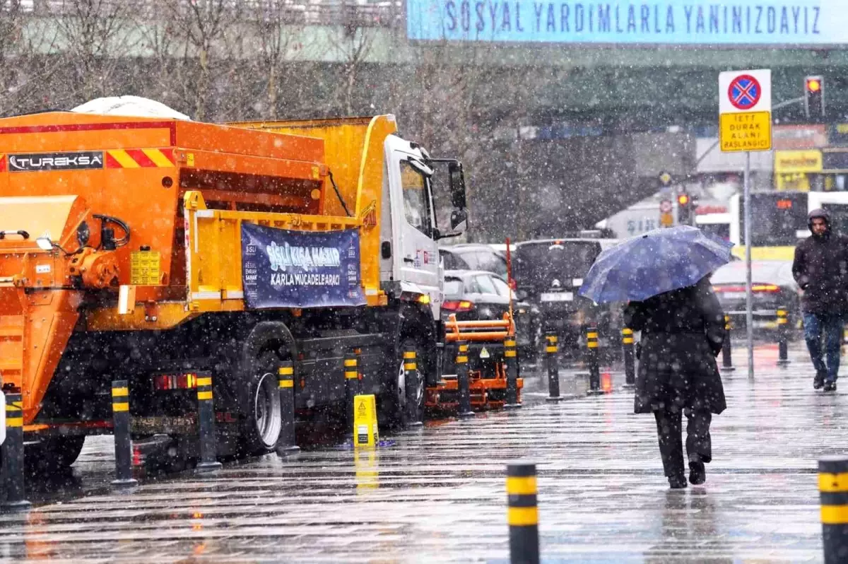 Şişli Belediyesi Yoğun Kar Yağışına Karşı Mücadele Ediyor