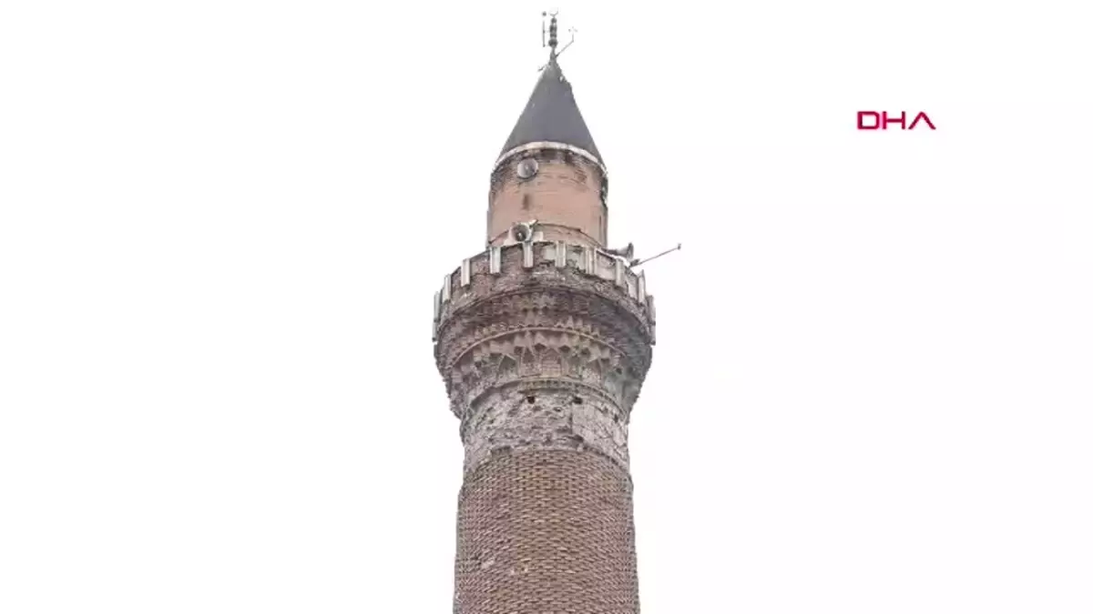 Sivas\'taki 828 Yıllık Ulu Camii\'nin Eğri Minaresi için Güçlendirme Projesi Bekliyor
