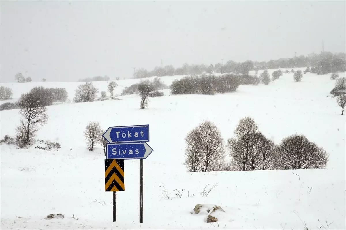 Tokat-Sivas Yolunda Kar Yağışı Etkili