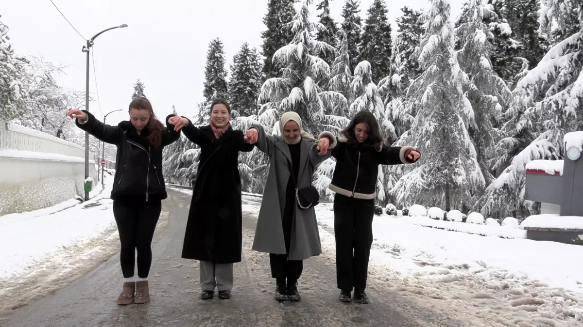 Kar Yağışı Atatürk Köşkü\'nü Beyaza Bürüdü, Trabzon\'da Horon Şöleni