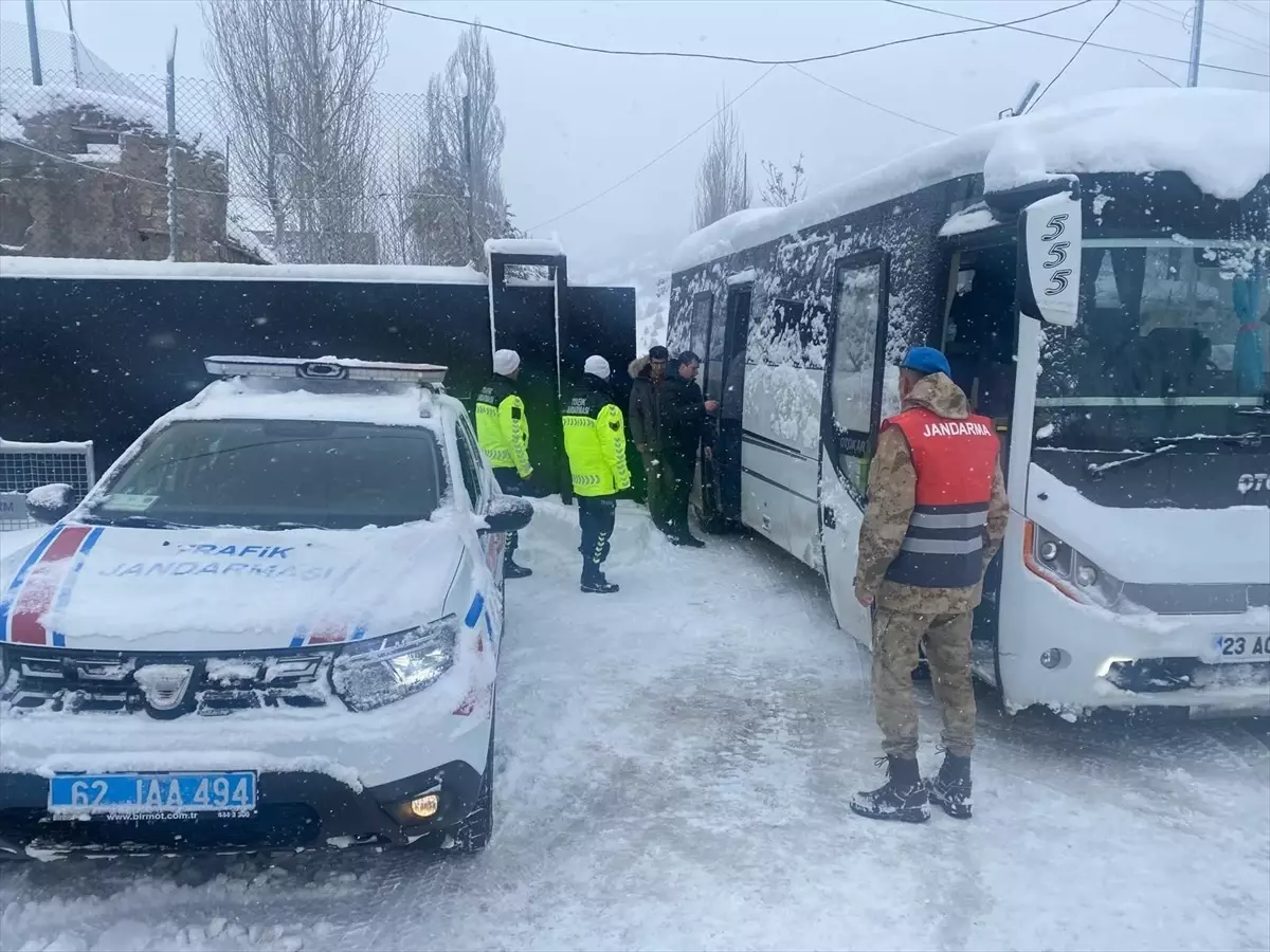 Tunceli\'de 29 Kişi Kar Mahsur Kaldı